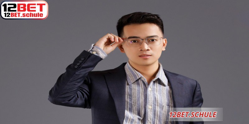 Quang Vinh – Lãnh Đạo Tài Ba Đưa 12BET Vươn Tầm Xa 8 CEO Quang Vinh chúc mừng những thành công vang dội của thương hiệu 12BET